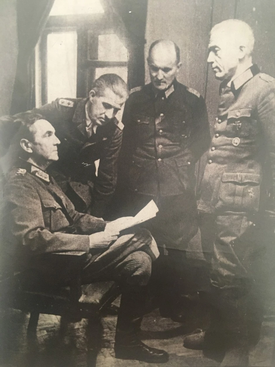 Paulus čita izjavu „Slobodne Nemačke“. Ispred njega stoji Sejdlic. 14. avgust 1944.