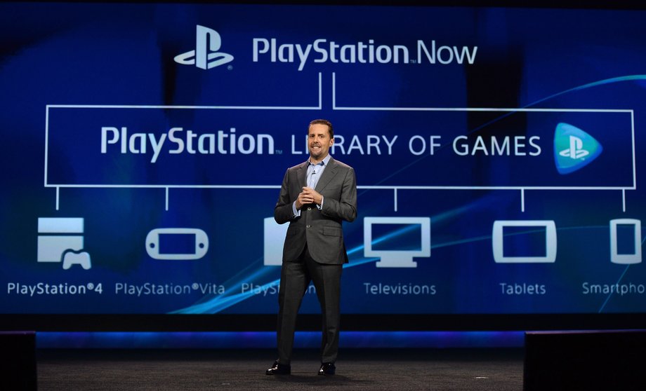 Andrew House, dyrektor Sony Interactive Entertainment prezentujący PlayStation Now w 2014 roku