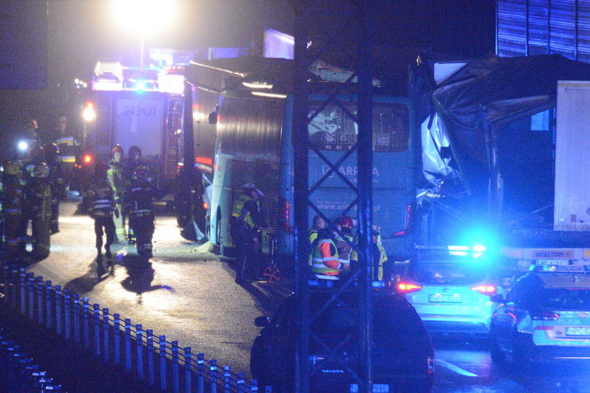 Wypadek niedaleko Torunia z udziałem autobusu i ciężarówek