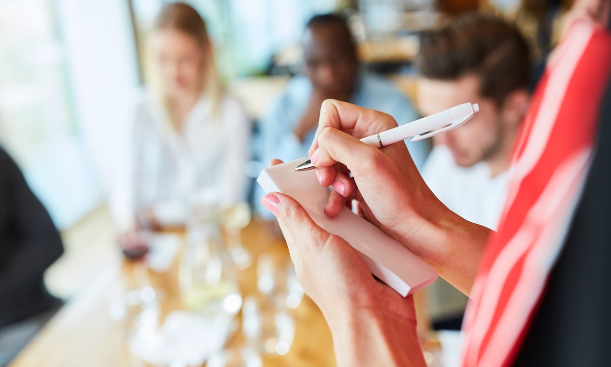 Kelnerom wystarczy 10 sekund. To sprawia, iż uznają cię za "trudnego" klienta