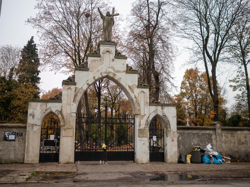 Płacz i rozczarowanie przed cmentarzami