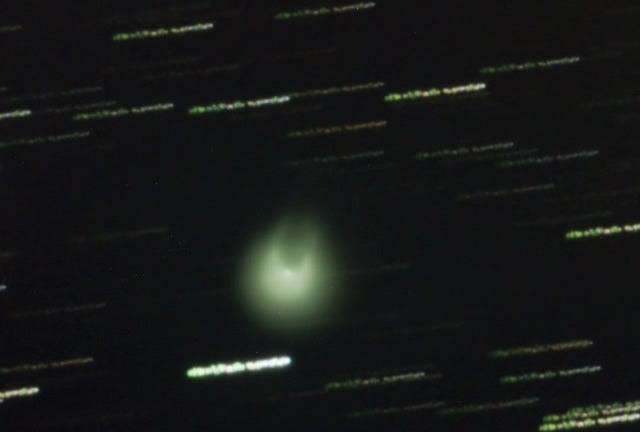 Esta imagen del cometa de Satán muestra su flujo en forma de cuerno, de ahí su apodo satánico. Juan Lacruz/Wikimedia Commons
