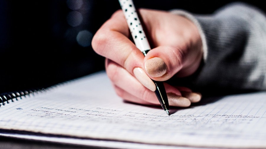 Ręczne pisanie bardziej angażuje mózg i korzystnie wpływa na proces uczenia się, fot. PxHere/ CC0