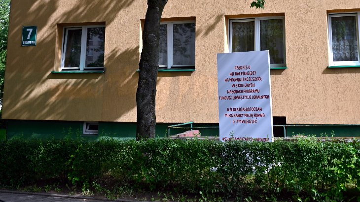 Jedna z tablic ustawionych przez urząd miejski na osiedlu Młodych /fot. UM Białystok/