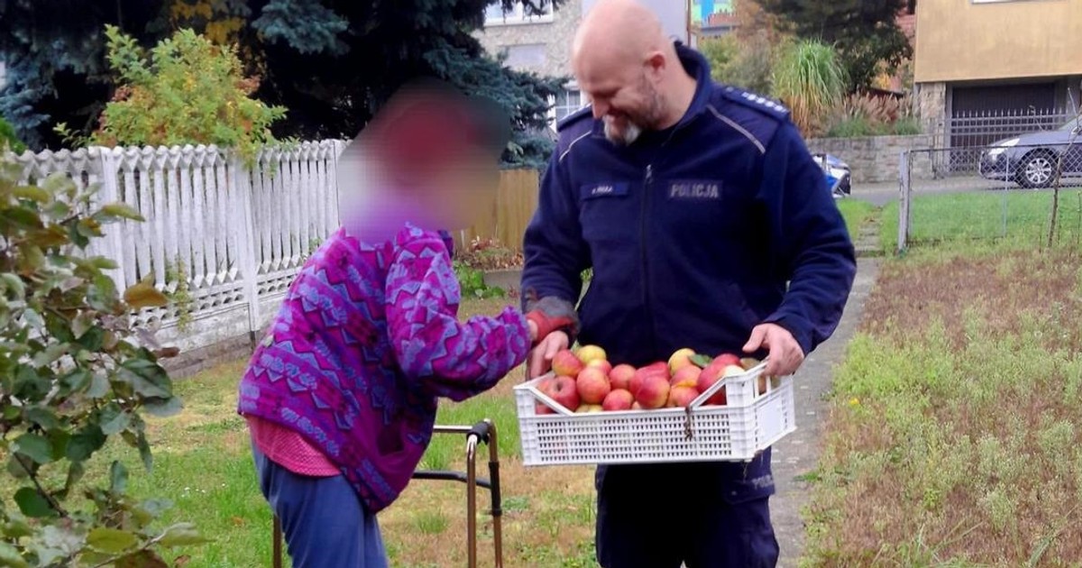Zauważył starszą panią z balkonikiem. To, co zrobił później, wzrusza do łez