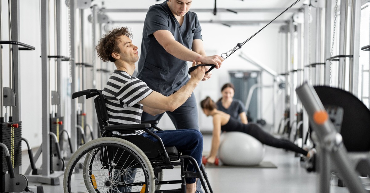 Dofinansowania do turnusów rehabilitacyjnych: urzędy stosują nielegalne kryteria przyznawania wsparcia i blokują odwołania