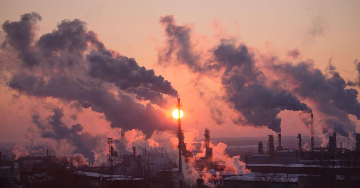 Świat na krawędzi kryzysu klimatycznego? Emisje CO2 biją rekord. Raport szokuje