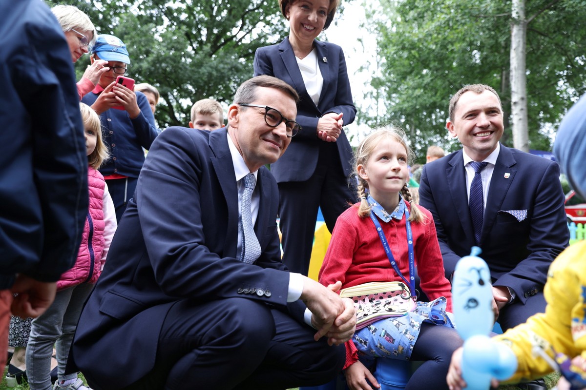 Premier Mateusz Morawiecki i wójt gminy Żabia Wola Piotr Rybka