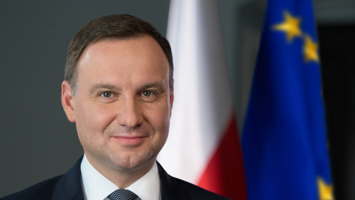 Wychodząc z helikoptera prezydent Duda stwierdził, że tak "zajebis..." murawy dawno nie widział, potem udał się do budynku klubowego na kilkunastominutowy odpoczynek w szatni i papierosa - zdradza nam prezes LZS-u Ireneusz Strychacz.