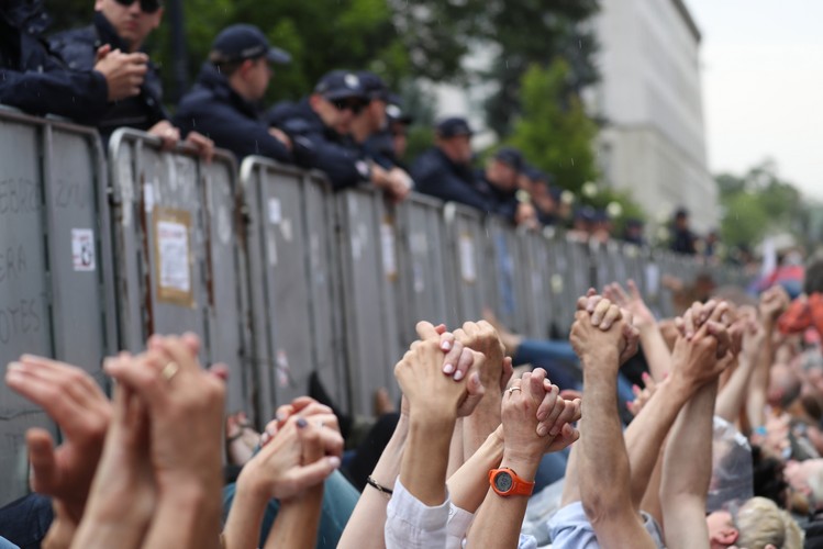 Uczestnicy protestu przed Sejmem