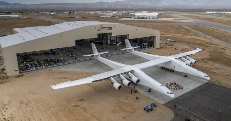 Stratolaunch - największy samolot na świecie opuścił hangar