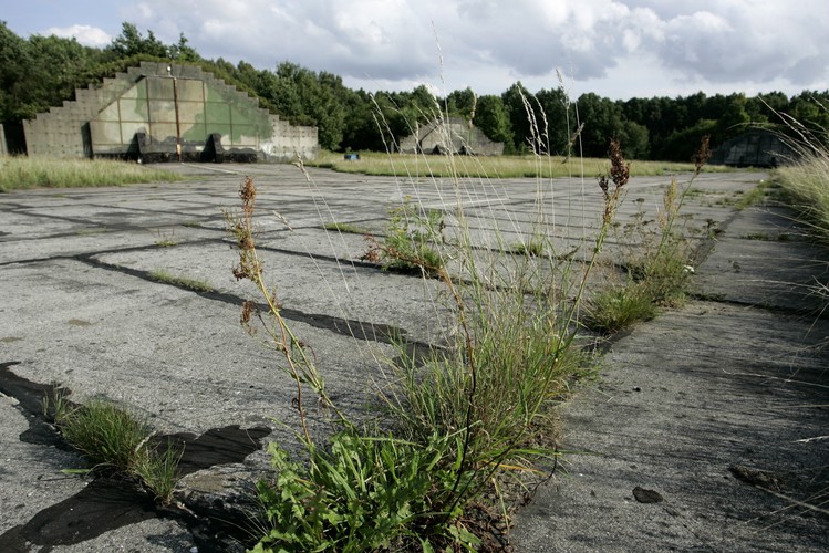 Na zdjęciu archiwalnym z 22.08.2008 r. hangary samolotowe na terenie opuszczonej jednostki wojskowej w Redzikowie koło Słupska