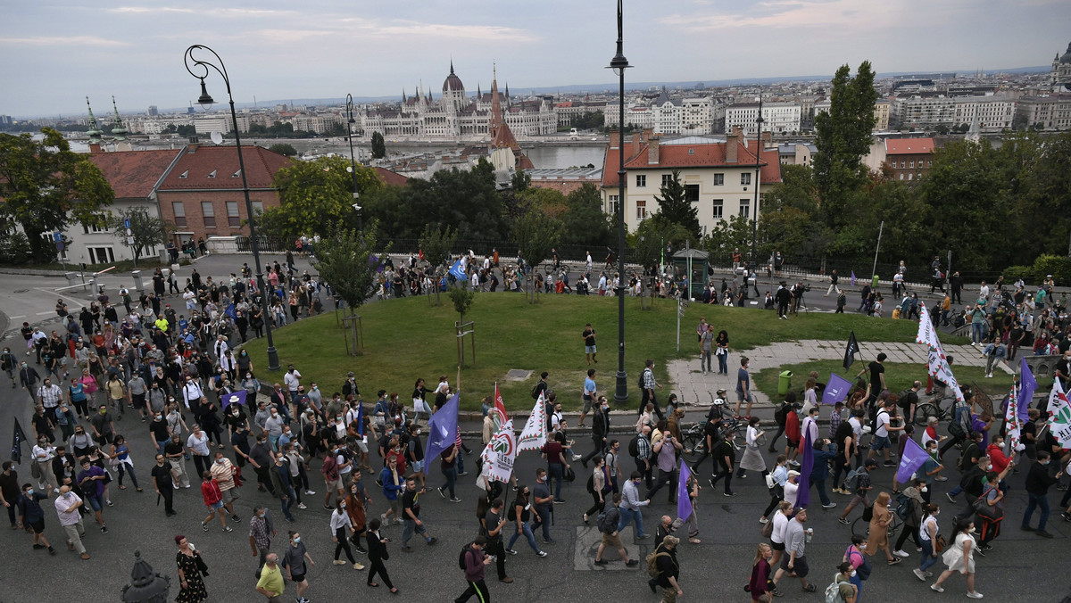 Protest w obronie zwolnionego Szabolcsa Dulla z portalu Index.hu w Budapeszcie