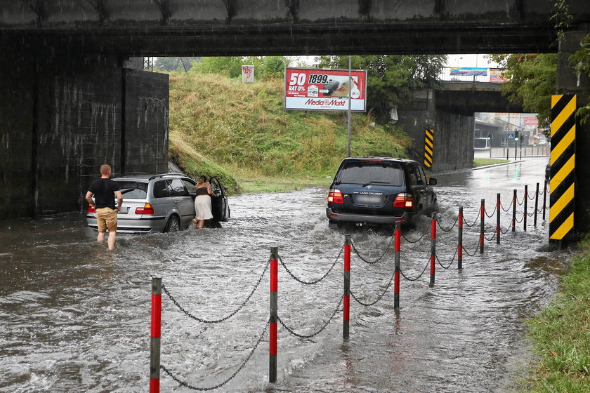 Kraków. Zalany wiadukt przy al. Powstanców Śląskich