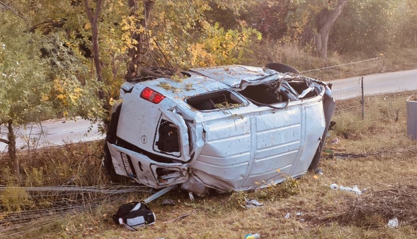 Prevrnut kombi u kom su stradala deca