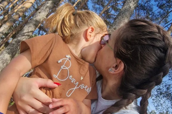 ĆERKA POZNATE SRPKINJE PROŠLA KROZ PAKAO SA EGIPĆANINOM kome je rodila ćerku: Sad odvela naslednicu u crkvu za Vrbicu, pokazala kako danas živi