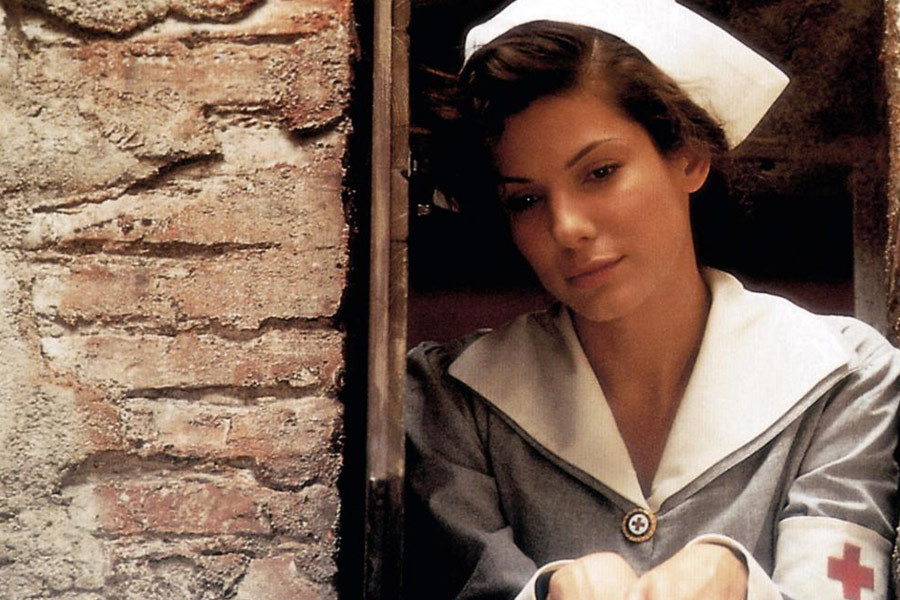 Sandra Bullock jako Agnes von Kurowsky w filmie "Miłość i wojna" (1996)