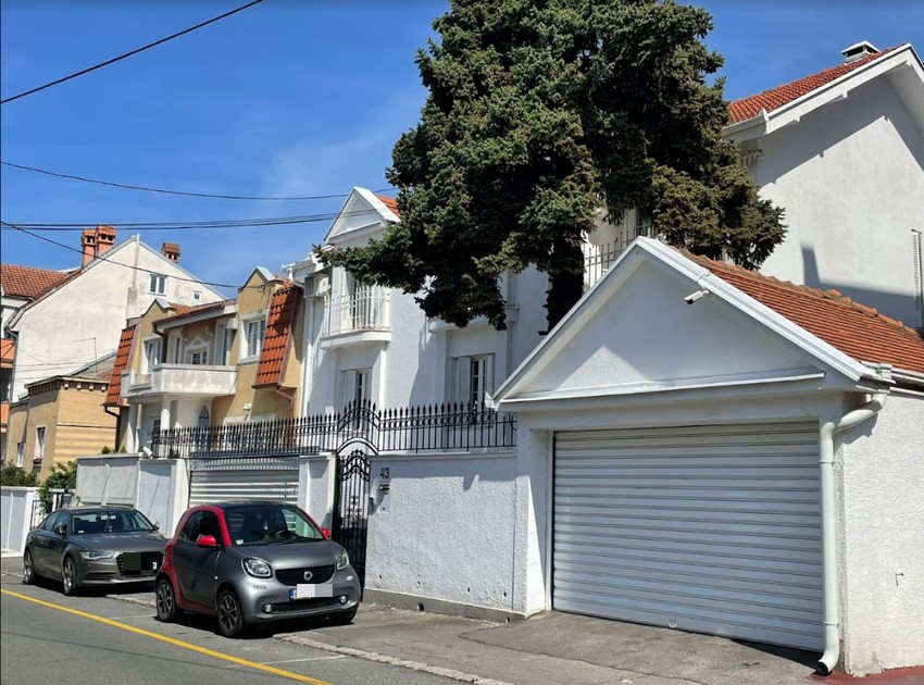 Muk ispred vile Karića