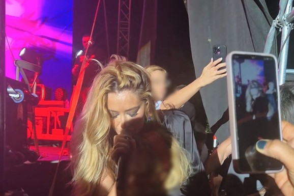SUZE I EMOCIJE NA SCENI: Tea Tairović prekinula koncert i zaplakala, pa sišla sa bine u publiku - gestom raznežila mnoge