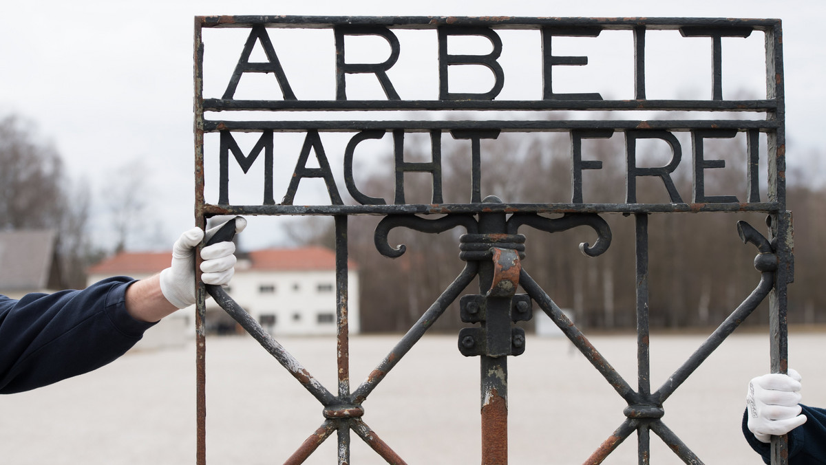 Brama z napisem "Arbeit macht frei" powróciła do Dachau