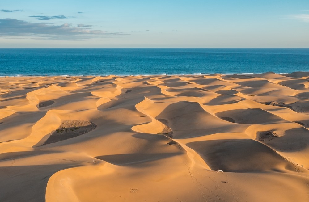 Slávne duny pláže Maspalomas na ostrove Gran Canaria.