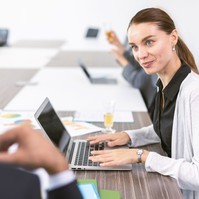 Mit jelent, ha valaki beszéd közben elfordítja a tekintetét? Így olvashatja ki az igazat mások pillantásából