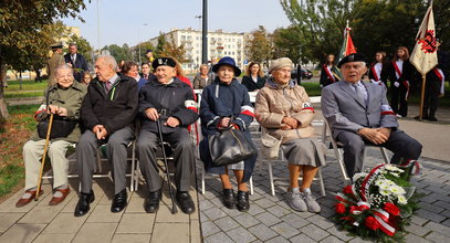 Łódź pamięta o bohaterach. W rocznicę powstania Służby Zwycięstwu Polski kwiaty przed pomnikiem Armii Krajowej