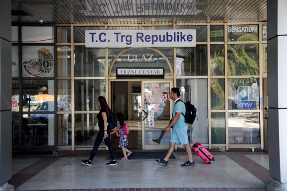 STAKLENAC SE RUŠI ZAUVEK, BAJLONI DOBIJA PODZEMNU GARAŽU! Ev
