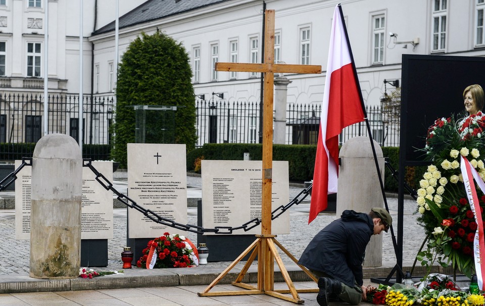 Instalacja upamiętniająca ofiary katastrofy smoleńskiej przed Pałacem Prezydenckim przy Krakowskim Przedmieściu w Warszawie