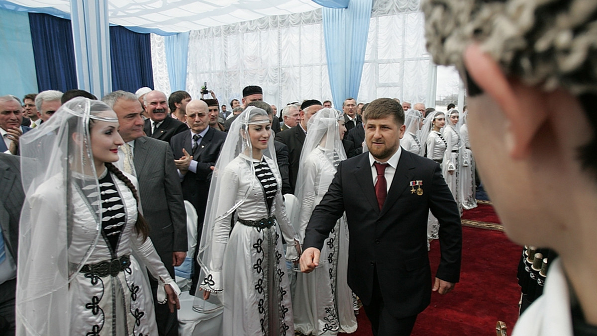 Prezydent Czeczenii Ramzan Kadyrow zaprzeczył we wtorek, że zmusza kobiety do przestrzegania rygorystycznych zasad islamu, i powiedział, że chusty noszą, bo są muzułmankami, a także dlatego że to część lokalnej tradycji.