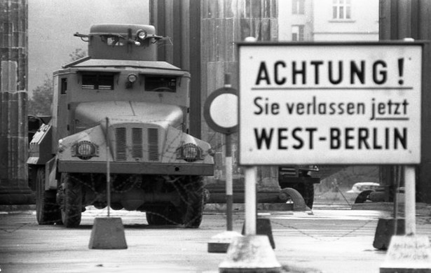 Berlin. - Armata wodna przy Bramie Brandenburskiej, przed nią napis „Uwaga, opuszczasz Berlin Zachodni” (Bundesarchiv, Bild 173-1282 / Helmut J. Wolf / CC-BY-SA 3.0)