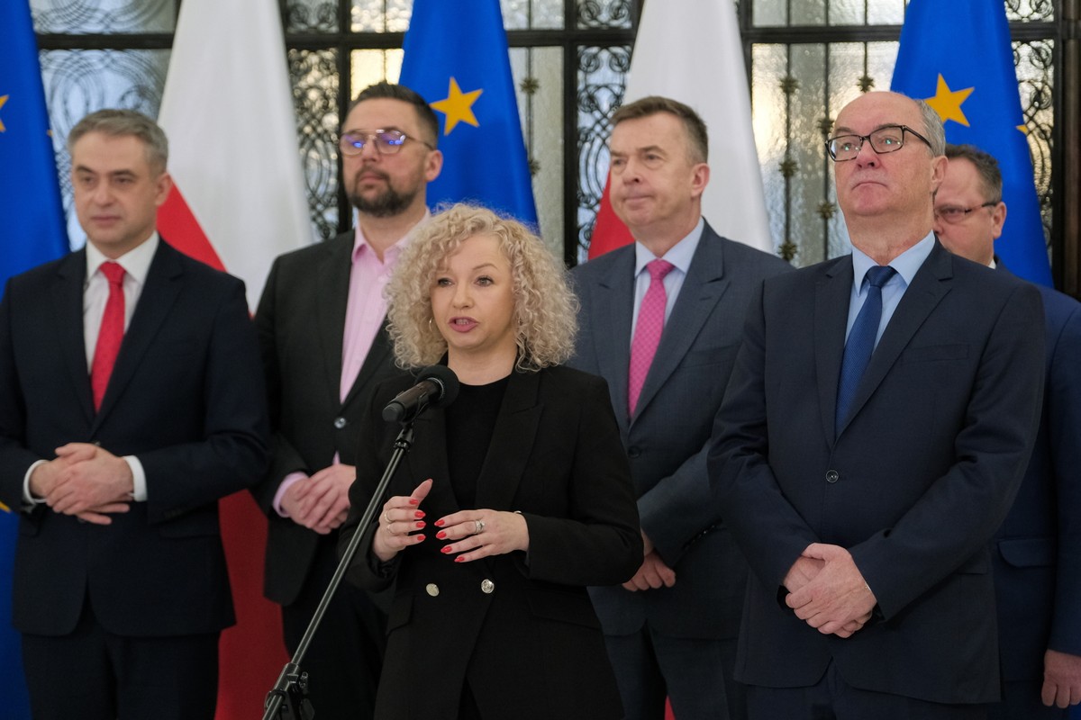 Współprzewodniczący Nowej Lewicy, wicemarszałek Sejmu Włodzimierz Czarzasty, wicepremier, minister cyfryzacji Krzysztof Gawkowski, wiceminister aktywów państwowych Marcin Kulasek, minister ds. równości Katarzyna Kotula, minister nauki i szkolnictwa wyższego Dariusz Wieczorek podczas konferencji prasowej