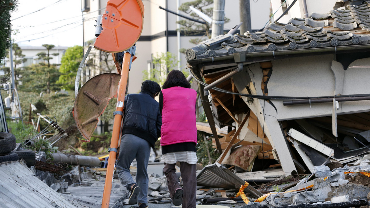 Co najmniej 19 osób ponioslo śmierć w rezultacie trzęsienia ziemi, jakie nawiedziło nad ranem czasu lokalnego południową Japonię w rejonie miasta Kumamoto - poinformowały w sobotę władze. Ponad 800 osób zostało rannych, wiele jest uwięzionych pod gruzami domów.