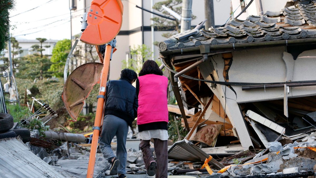 Co najmniej 19 osób ponioslo śmierć w rezultacie trzęsienia ziemi, jakie nawiedziło nad ranem czasu lokalnego południową Japonię w rejonie miasta Kumamoto - poinformowały w sobotę władze. Ponad 800 osób zostało rannych, wiele jest uwięzionych pod gruzami domów.