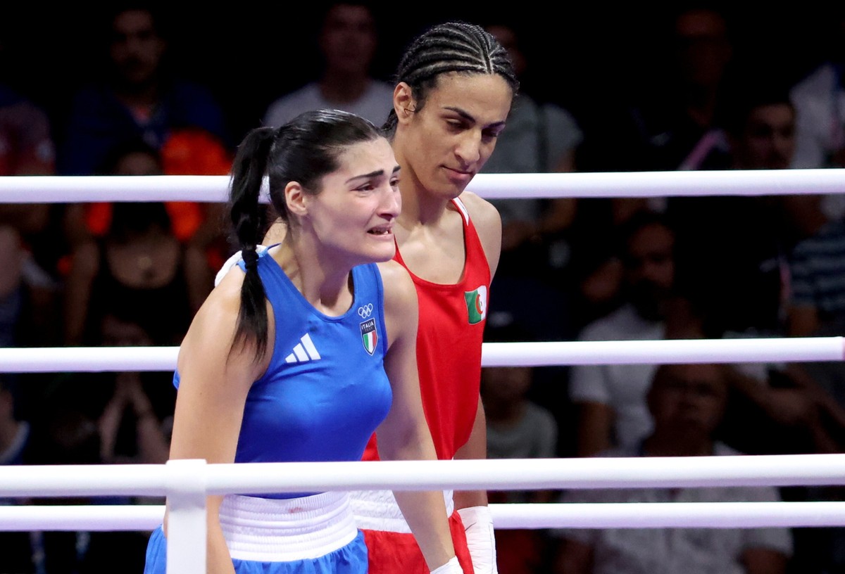 epaselect epa11515317 Angela Carini (L) of Italy abandons her bout in the Women 66kg preliminaries round of 16 against Imane Khelif of the Boxing competitions in the Paris 2024 Olympic Games, at the North Paris Arena in Villepinte, France, 01 August 2024. EPA/YAHYA ARHAB Dostawca: PAP/EPA.