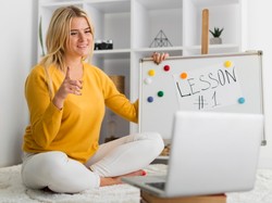 W łazience, w korku, a nawet na randce! Polacy na potęgę uczą się języków obcych