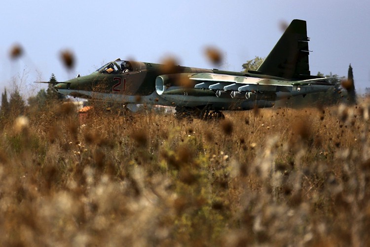 Rosyjski dwusilnikowy samolot szturmowy <b>SU-25</b> stacjonujący w bazie lotniczej w Chejmim, w pobliżu portowego miast Latakia. <br><br>fot. EPA/RUSSIAN DEFENCE MINISTRY PRESS SERVICE/HANDOUT Dostawca: PAP/EPA.