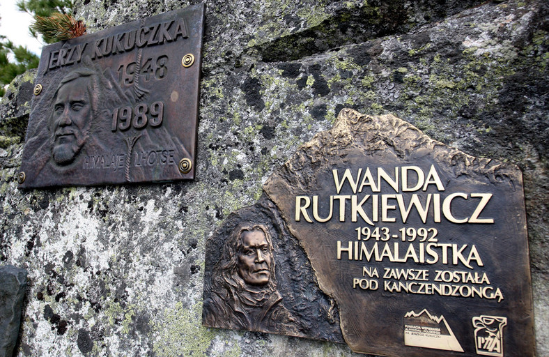 Tablica poświęcona pamięci Wandy Rutkiewicz w Tatrach