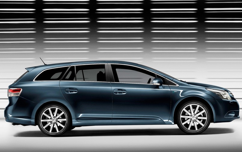 Nowa toyota avensis z każdej strony