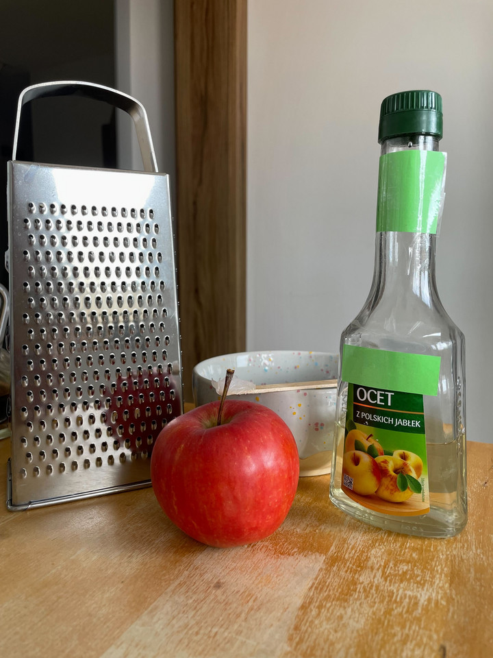 Do wykonania domowego peelingu enzymatycznego z jabłek potrzebujemy tylko kilku składników i akcesoriów