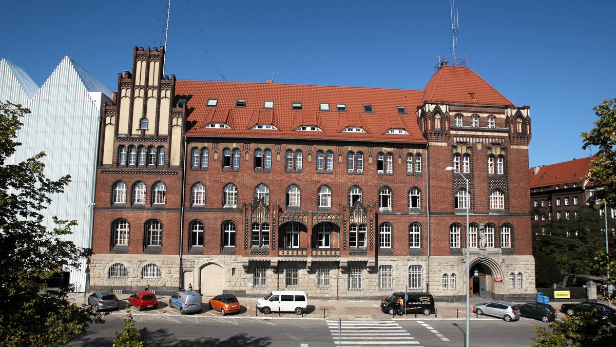 Zbliża się do końca renowacja zabytkowego budynku komendy wojewódzkiej policji w Szczecinie. W połowie czerwca pochodzący z początku XX w. neogotycki budynek odzyska dawny blask, a chętni turyści będą mogli go zwiedzać i poznać jego historię.