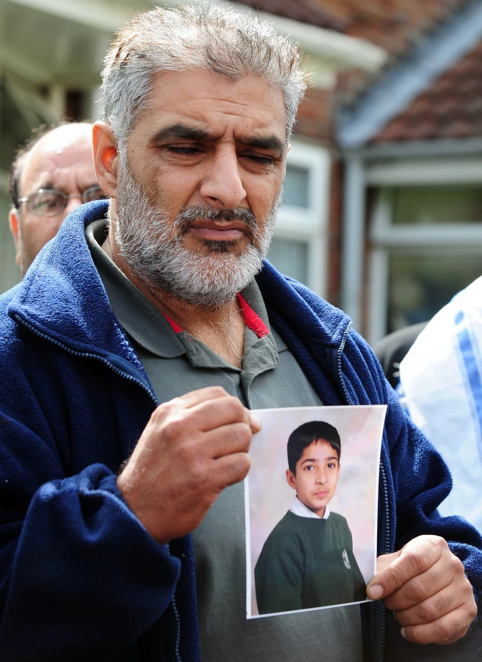Tarik Džahan drži fotografiju nastradalog sina