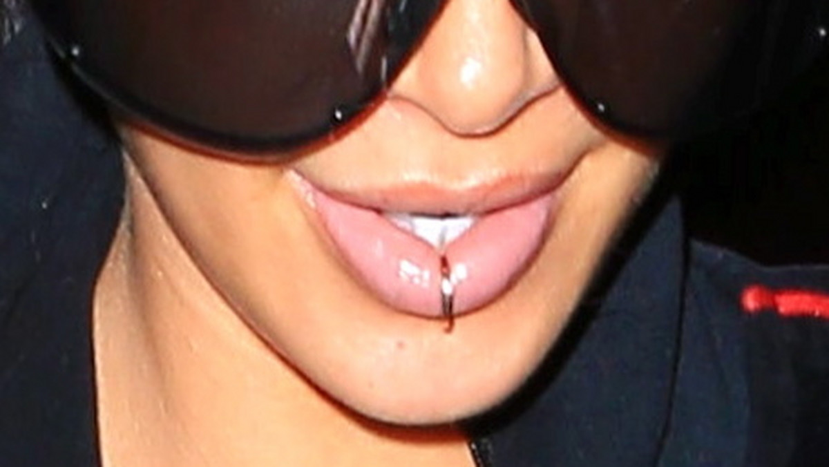 Kim Kardashian ma kolczyk w wardze