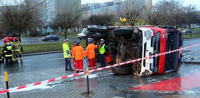 Straszny wypadek we Wrocławiu. Wóz strażacki wywrócił się na bok, dostawczak z bułkami wjechał w światła! Są ranni