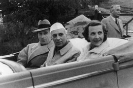 Bila je opsednuta INTIMNIM ODNOSIMA, a venula pored GEJ MUŽA: Brak su održali bizarnim aražmanom TROJE LJUDI, kad je umrla bacili su je u more