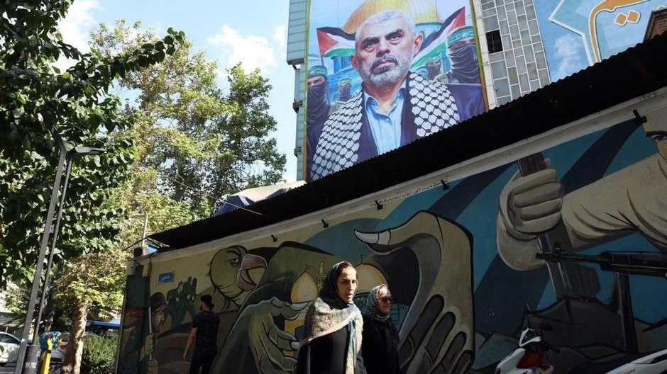 Iranci prolaze pored bilborda sa Jahjom Sinvarom na Palestinskom trgu u iranskoj prestonici Teheranu posle njegove smrti | Foto: EPA