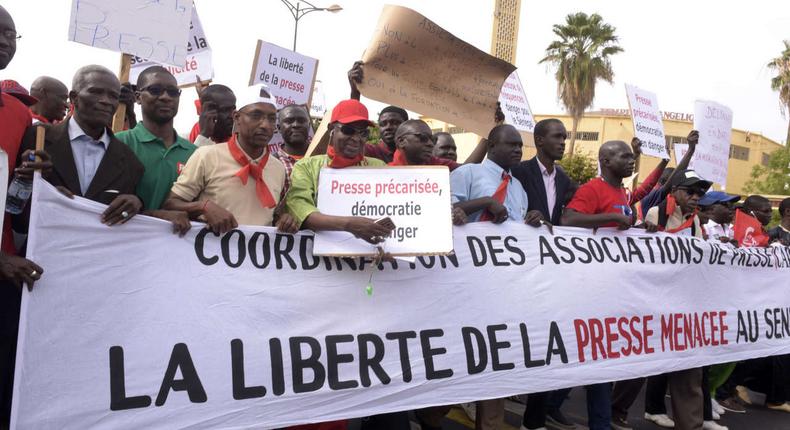 Marche de journalistes sénégalais pour la liberté de la presse et contre la précarisation du secteur, le 3 mai 2017, à Dakar. SEYLLOU/AFP