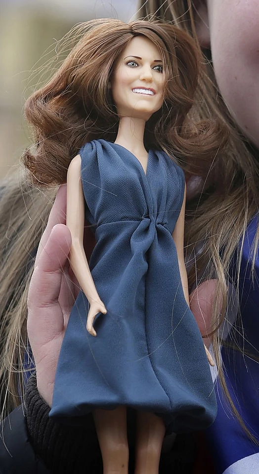 Lalka w słynnej sukience została zaprezentowana samej księżnej Kate, podczas jej wizyty w Szkocji.