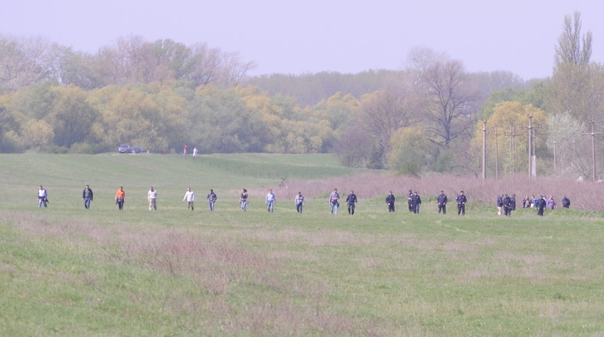 Marjanović je rekao da je s Janom bio na čistini (desni deo slike), ali po iskazu ćerke zaključuje se da je ona ostala kod drveća i da odatle nije mogla ništa da vidi