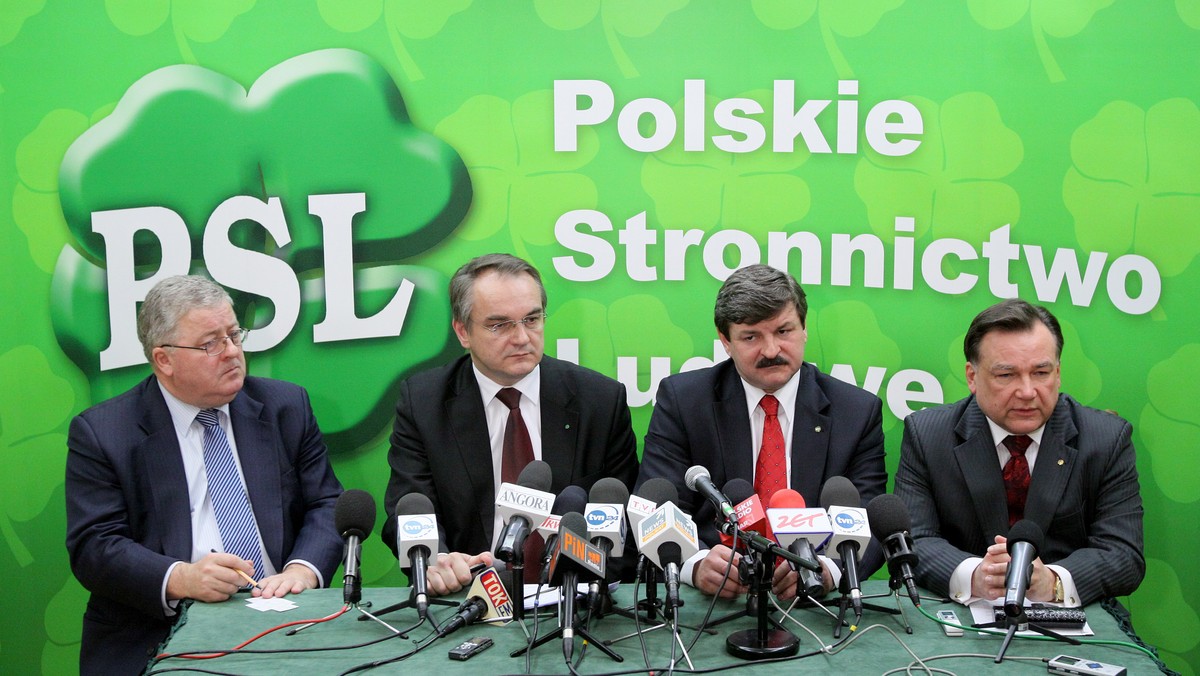 "Rzeczpospolita": PSL obawia się, że PO podkradnie im pomysł dotyczący opcji walutowych. - Ostatnio kilka pomysłów najpierw było przez Platformę wyśmiewanych, a potem się okazywało, że po obróbce sprzedawane były jako sukcesy PO - mówi gazecie jeden z ludowców.